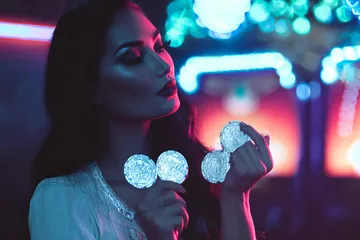 টাক্সেডো পরা একজন প্রফেশনাল ডিলার রুলেট টেবিলে খেলোয়াড়দের স্বাগত জানাচ্ছেন—যা CROWNBF–এর আসল লাইভ ক্যাসিনো অনুভূতিকে প্রকাশ করে।