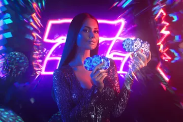 উজ্জ্বল স্লট মেশিনের পাশে এক স্টাইলিশ নারী, যেখানে জ্বলে উঠছে ‘সেভেন’—যা CROWNBF–এর শীর্ষ স্লটগুলোর বৈচিত্র্যকে উপস্থাপন করে।