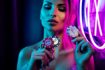 সোনালি কয়েনের ঝর্ণার মধ্যে ঘূর্ণায়মান একটি রুলেট চাকার ক্লোজ-আপ—যা CROWNBF–এ গভীর ক্যাসিনো অ্যাকশনকে তুলে ধরে।