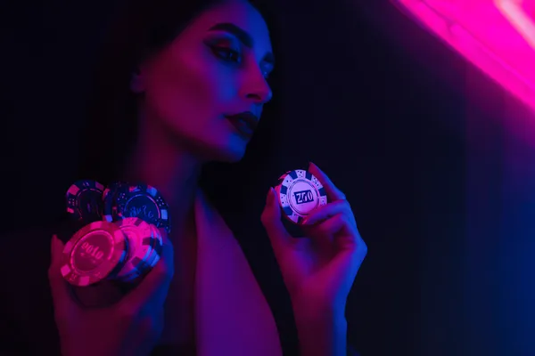 একটি জ্বলজ্বলে রুলেট চাকা এবং ছড়িয়ে থাকা চিপস — যা CROWNBF–এর লাইভ ও ইনস্ট্যান্ট-উইন গেমের আকর্ষণকে ফুটিয়ে তোলে।