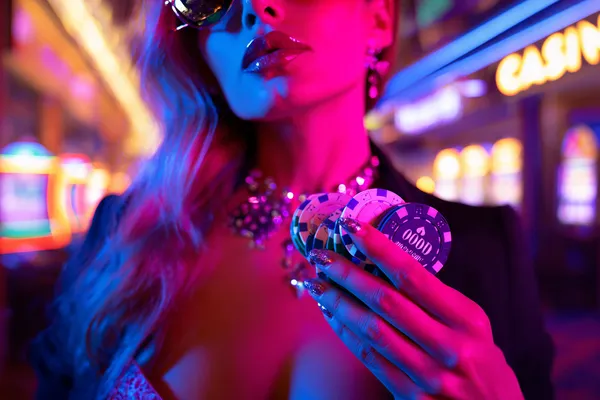 ক্যাসিনো চিপে ঘেরা এক আত্মবিশ্বাসী ডিলার খেলোয়াড়দের CROWNBF অ্যাকাউন্টে লগইন করতে আহ্বান করছেন—যা দ্রুত ও সহজ লগইন সুবিধাকে উপস্থাপন করে।