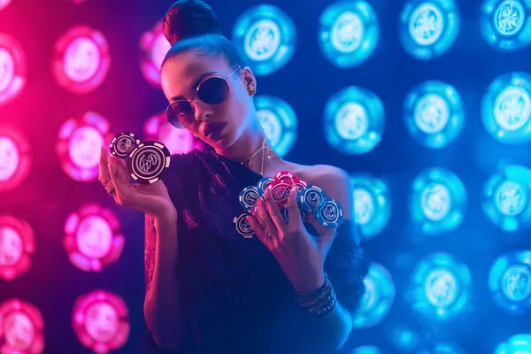 উজ্জ্বল লগইন প্রম্পটে আলোকিত একটি ল্যাপটপ—যা CROWNBF–এর সুরক্ষিত প্রবেশব্যবস্থাকে নির্দেশ করে।